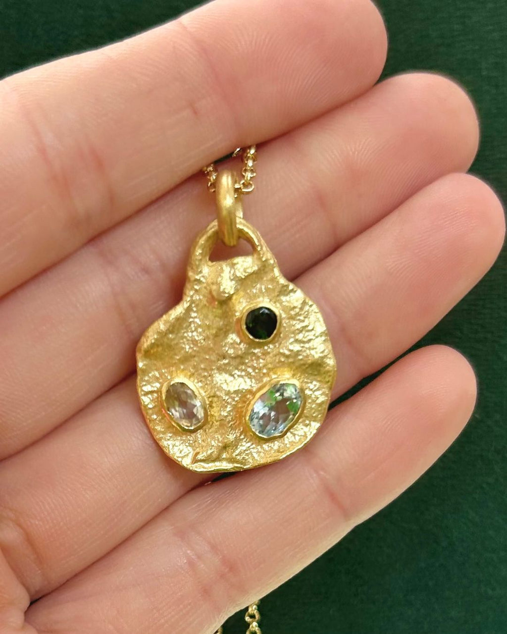 Colgante Thesaurus – Bronce enchapado en Oro