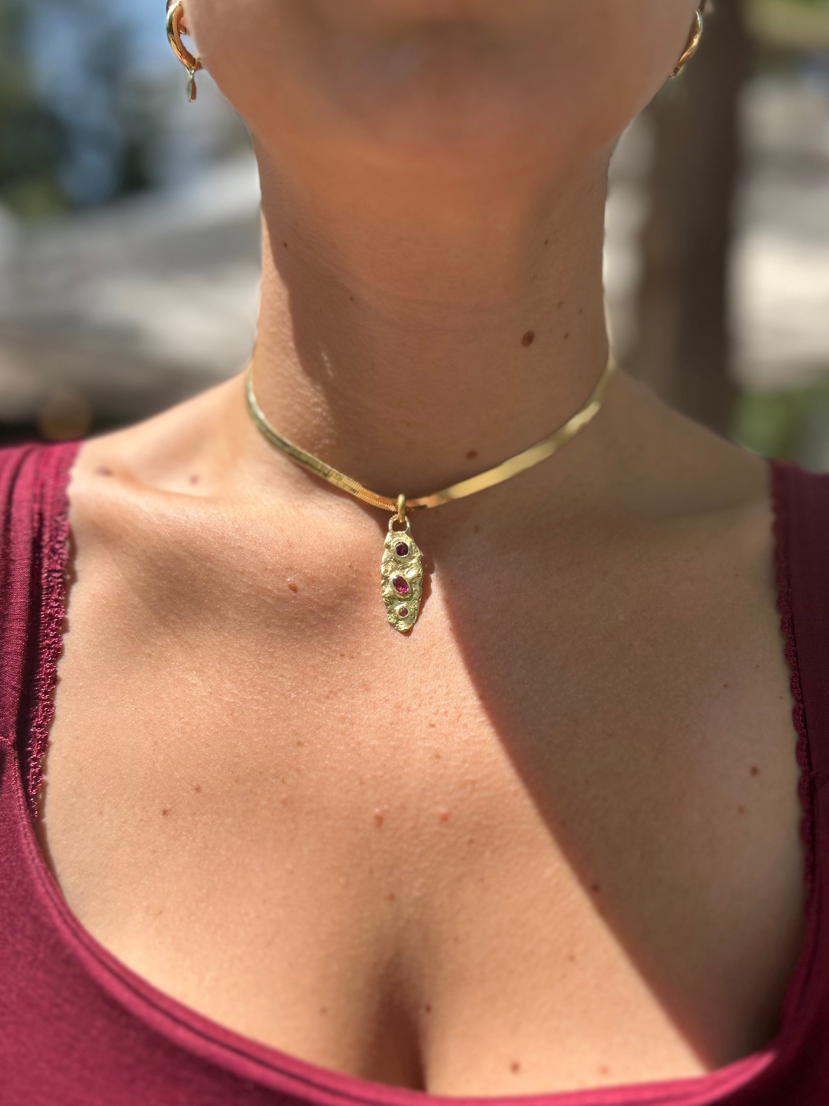 Colgante Pretium – Bronce enchapado en Oro