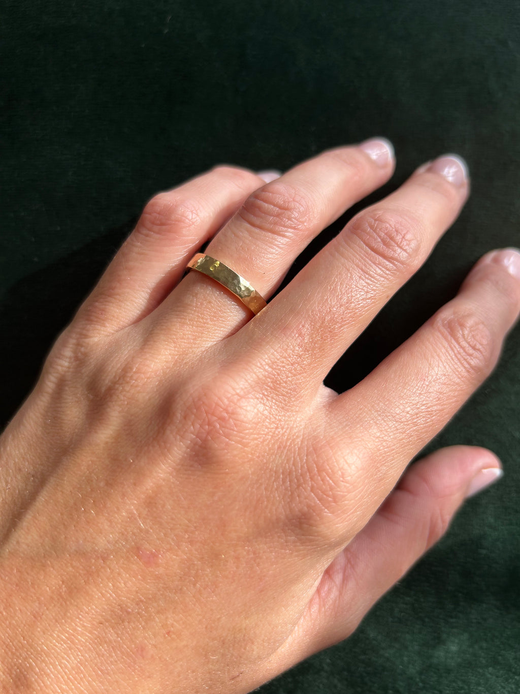 Anillo Claudia Martillado – Oro