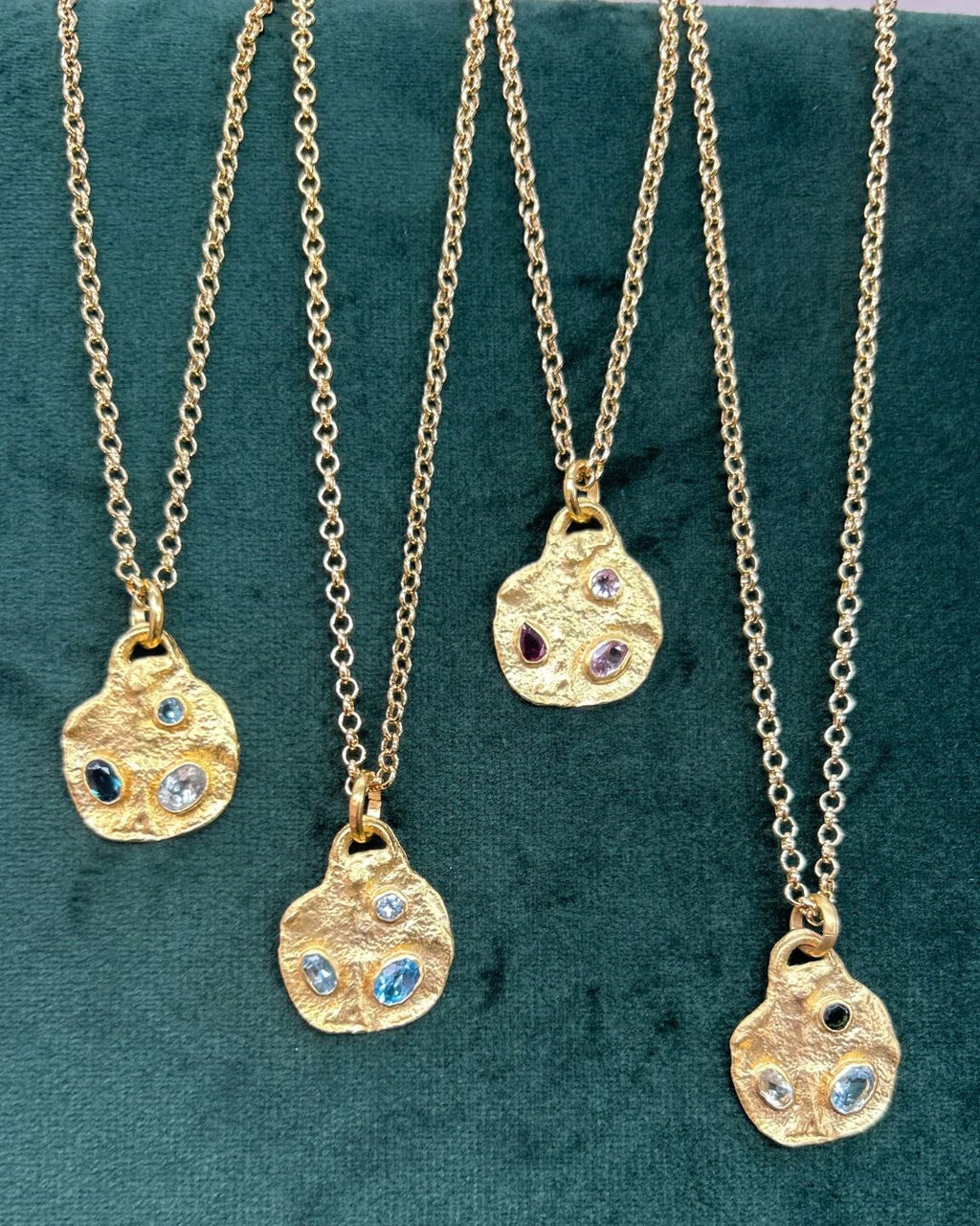 Colgante Thesaurus – Bronce enchapado en Oro