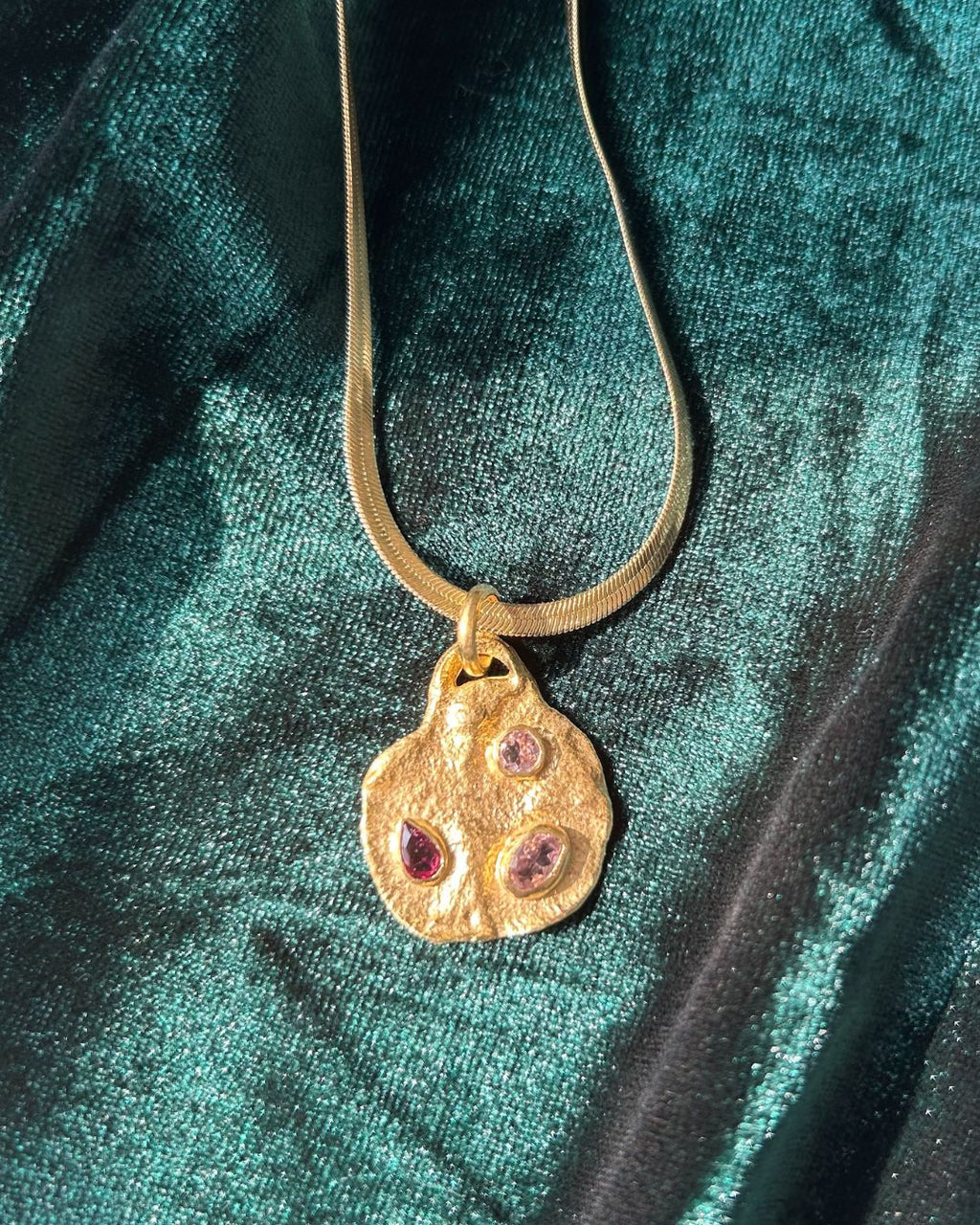 Colgante Thesaurus – Bronce enchapado en Oro