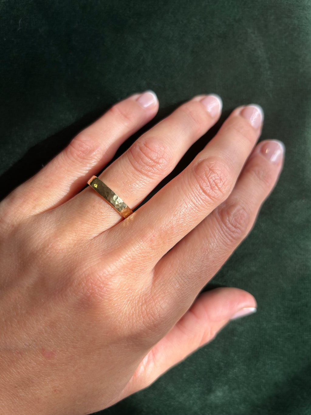 Anillo Claudia Martillado – Oro