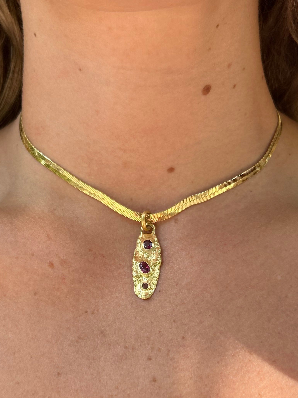 Colgante Pretium – Bronce enchapado en Oro