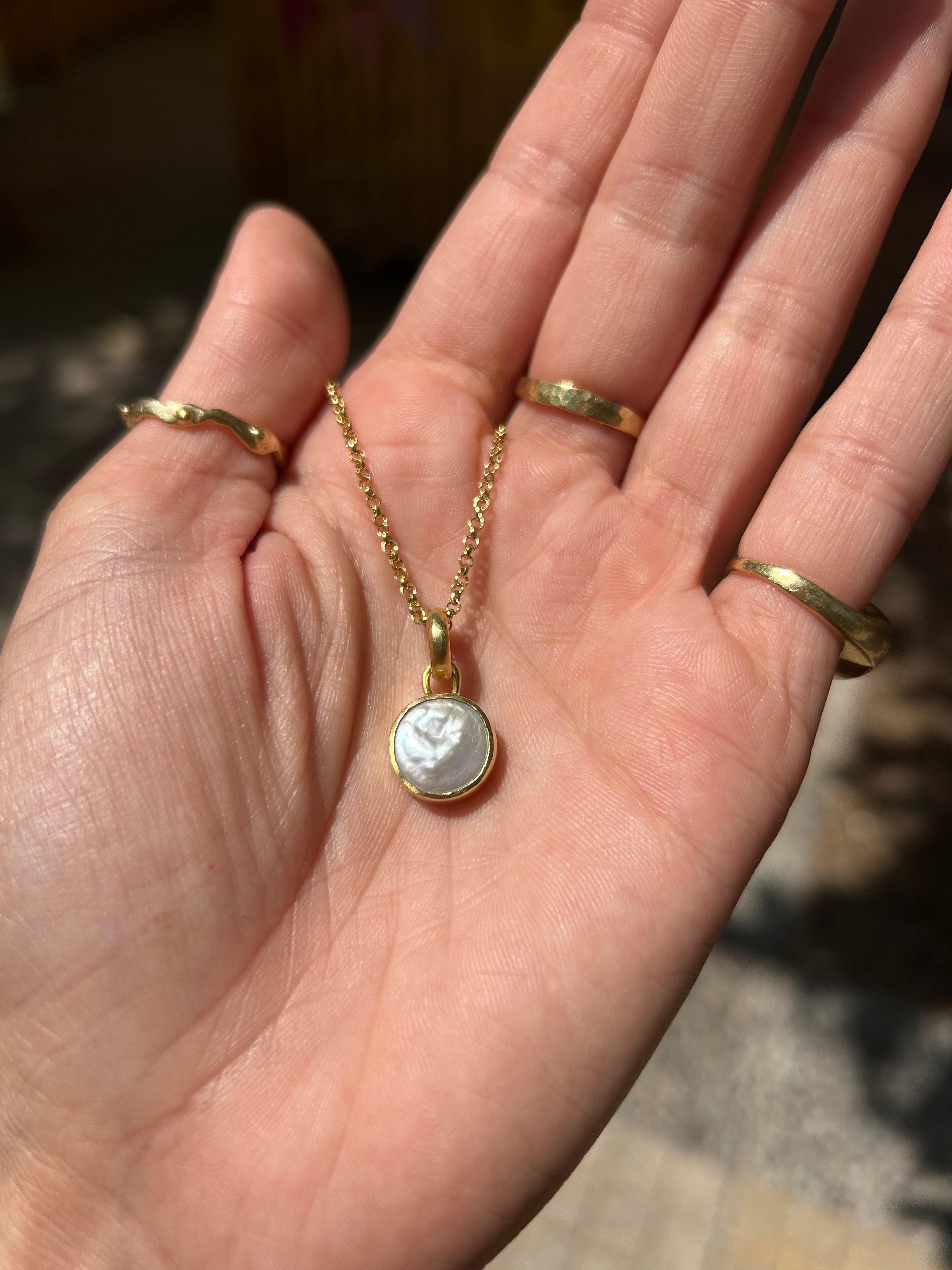 Colgante Perla Natural – Bronce enchapado en Oro