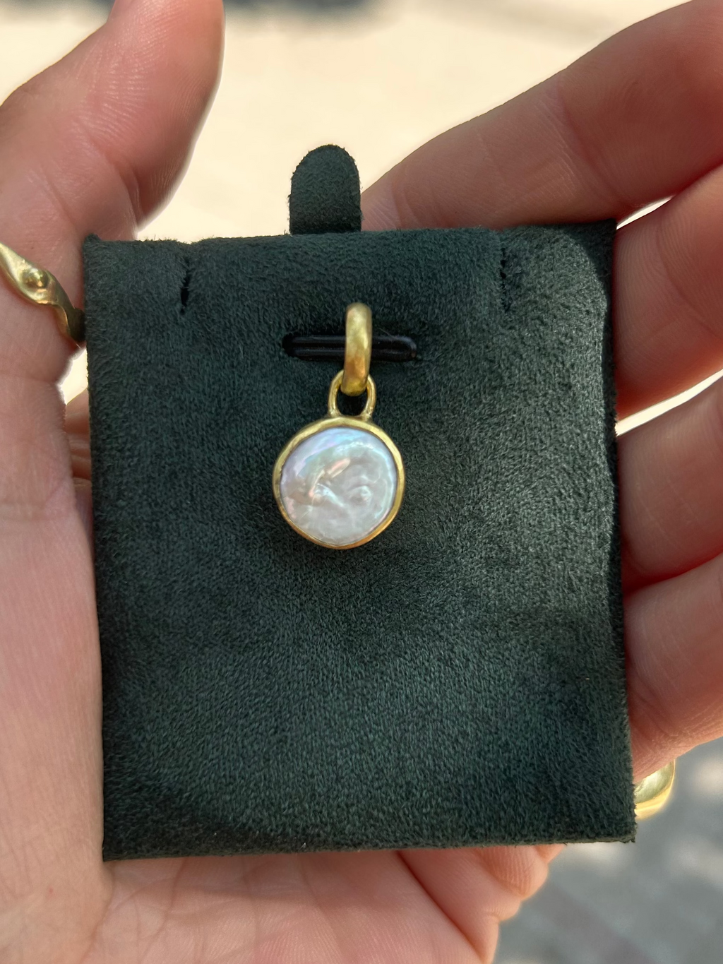 Colgante Perla Natural – Bronce enchapado en Oro