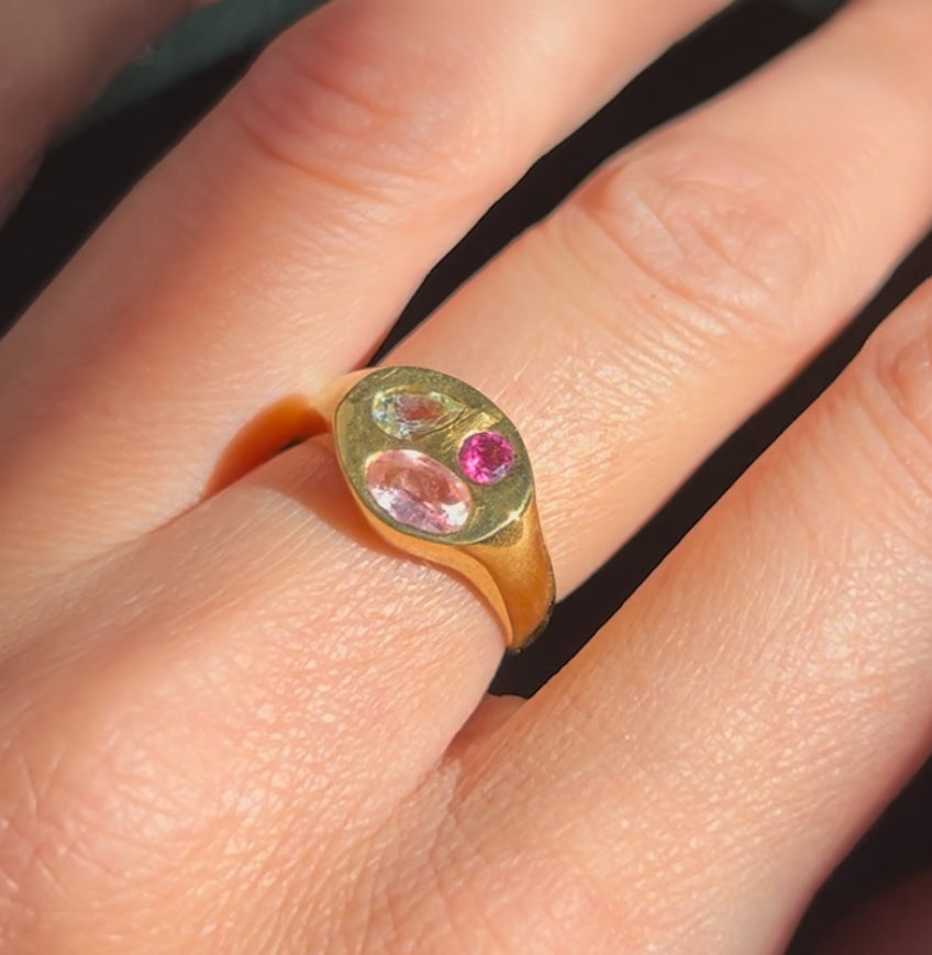 Anillo Sigillium Trío – Bronce enchapado en Oro