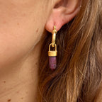 Aros Radix Rubí – Bronce enchapado en Oro