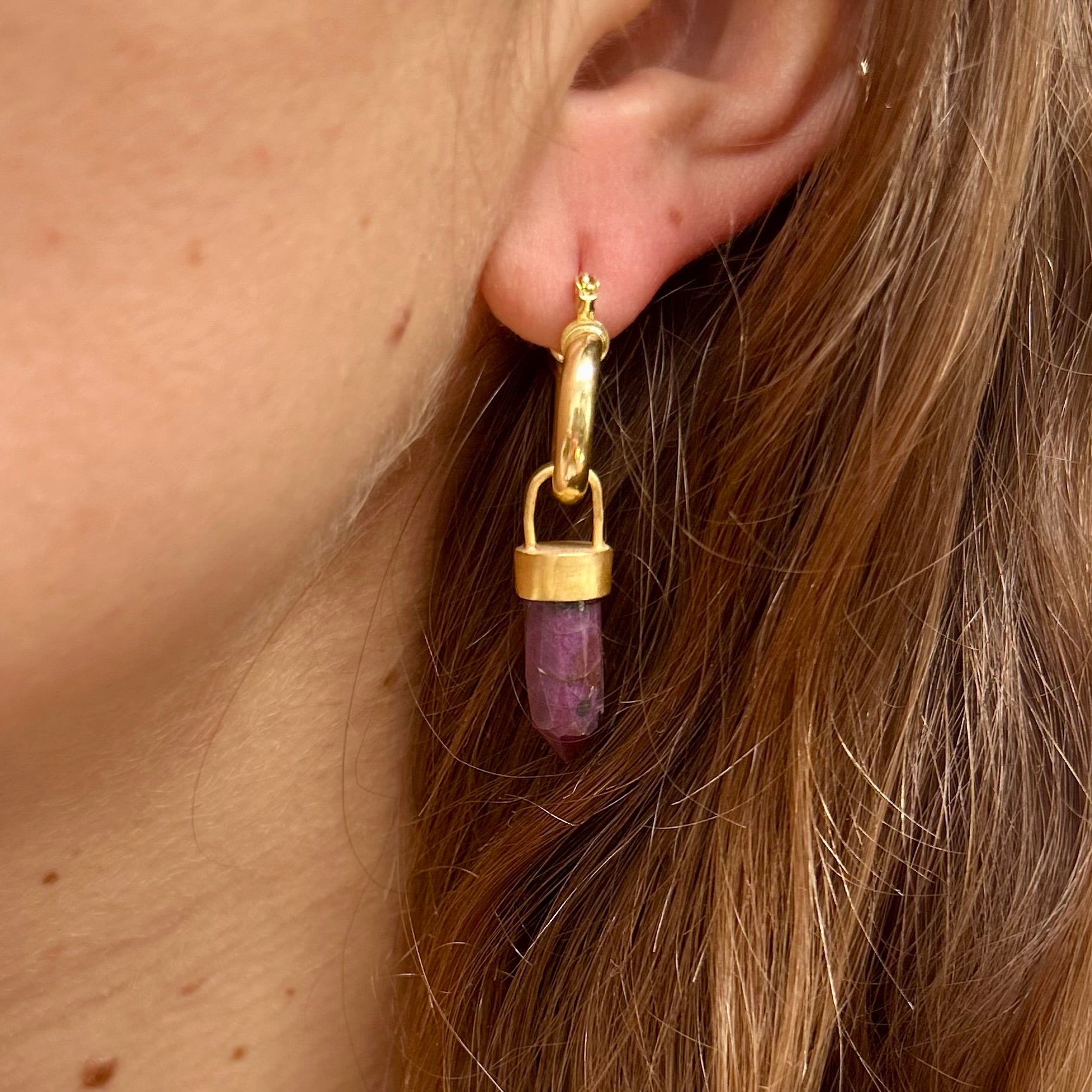 Aros Radix Rubí – Bronce enchapado en Oro