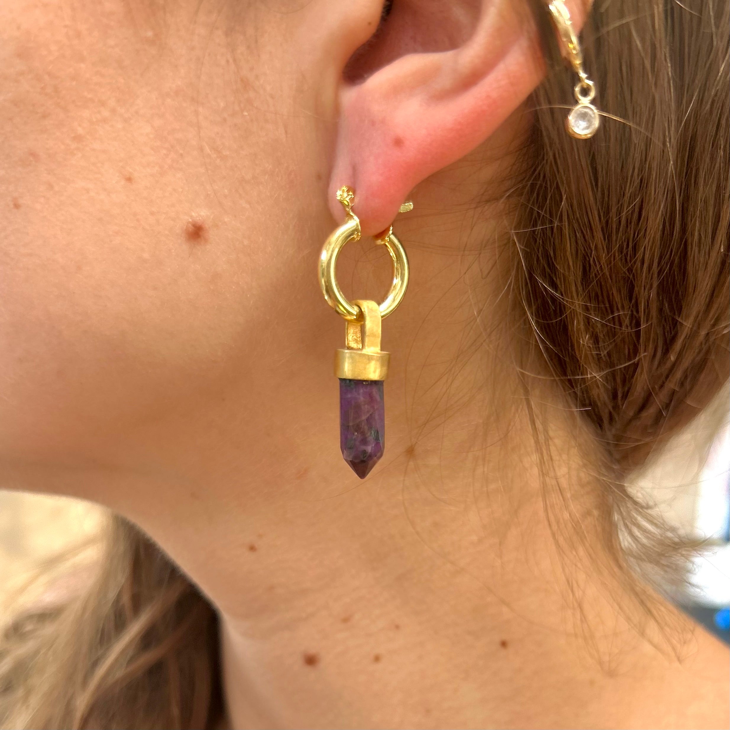 Aros Radix Rubí – Bronce enchapado en Oro