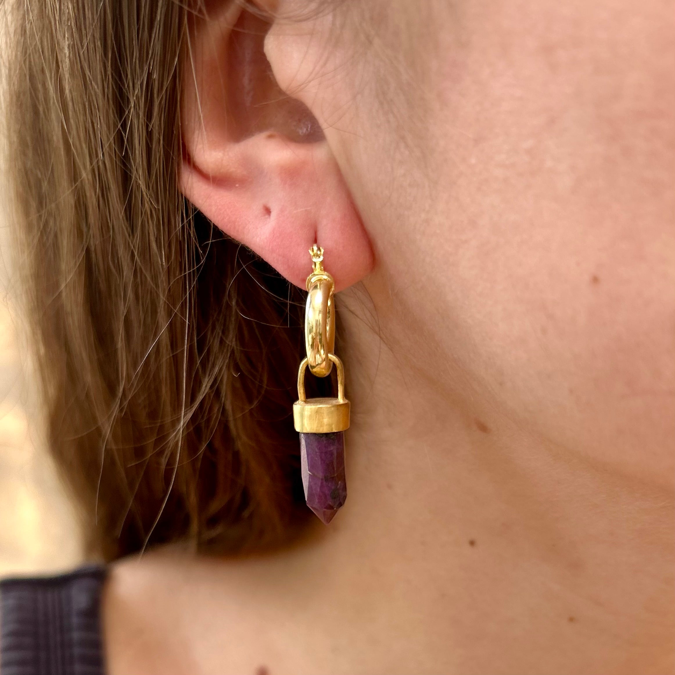 Aros Radix Rubí – Bronce enchapado en Oro