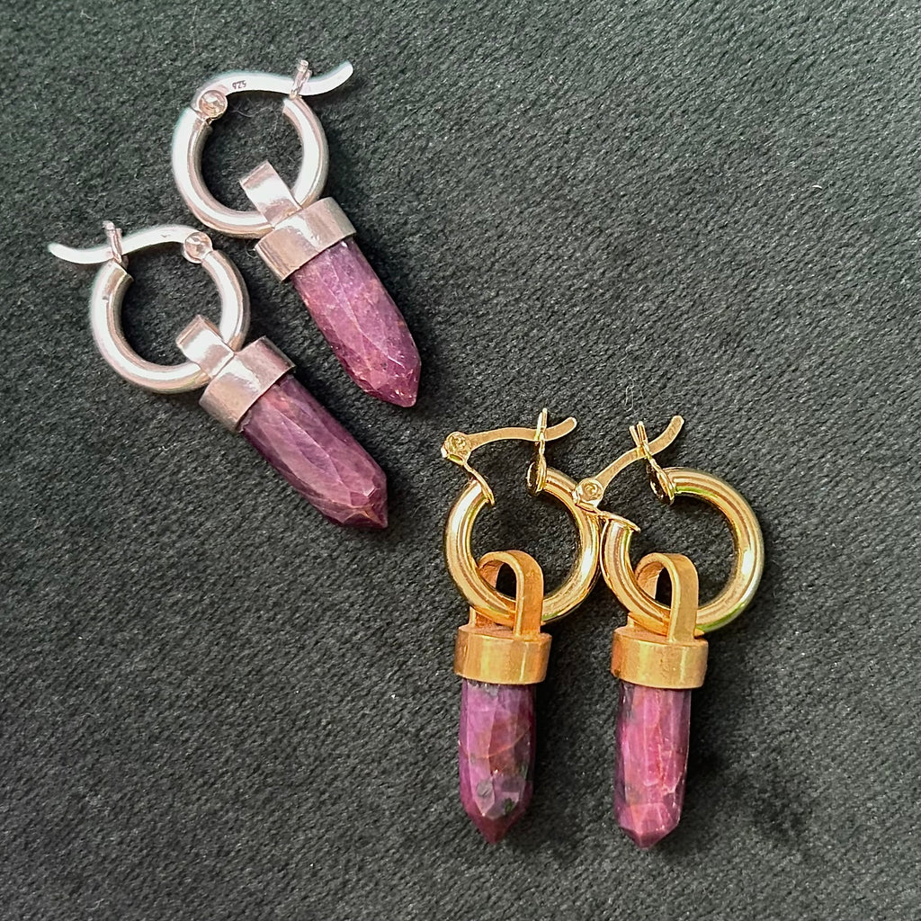 Aros Radix Rubí – Bronce enchapado en Oro