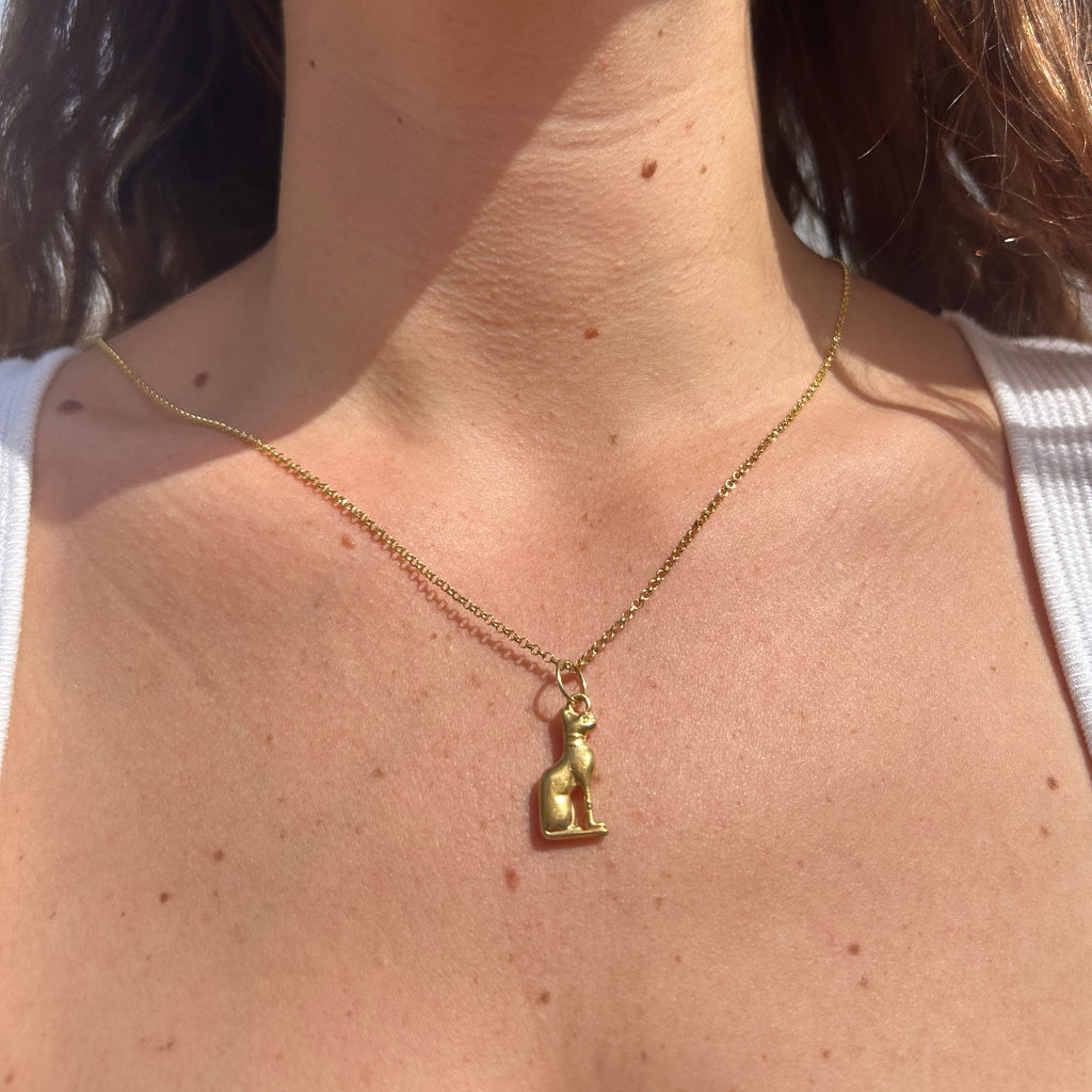 Colgante Feline – Bronce enchapado en Oro