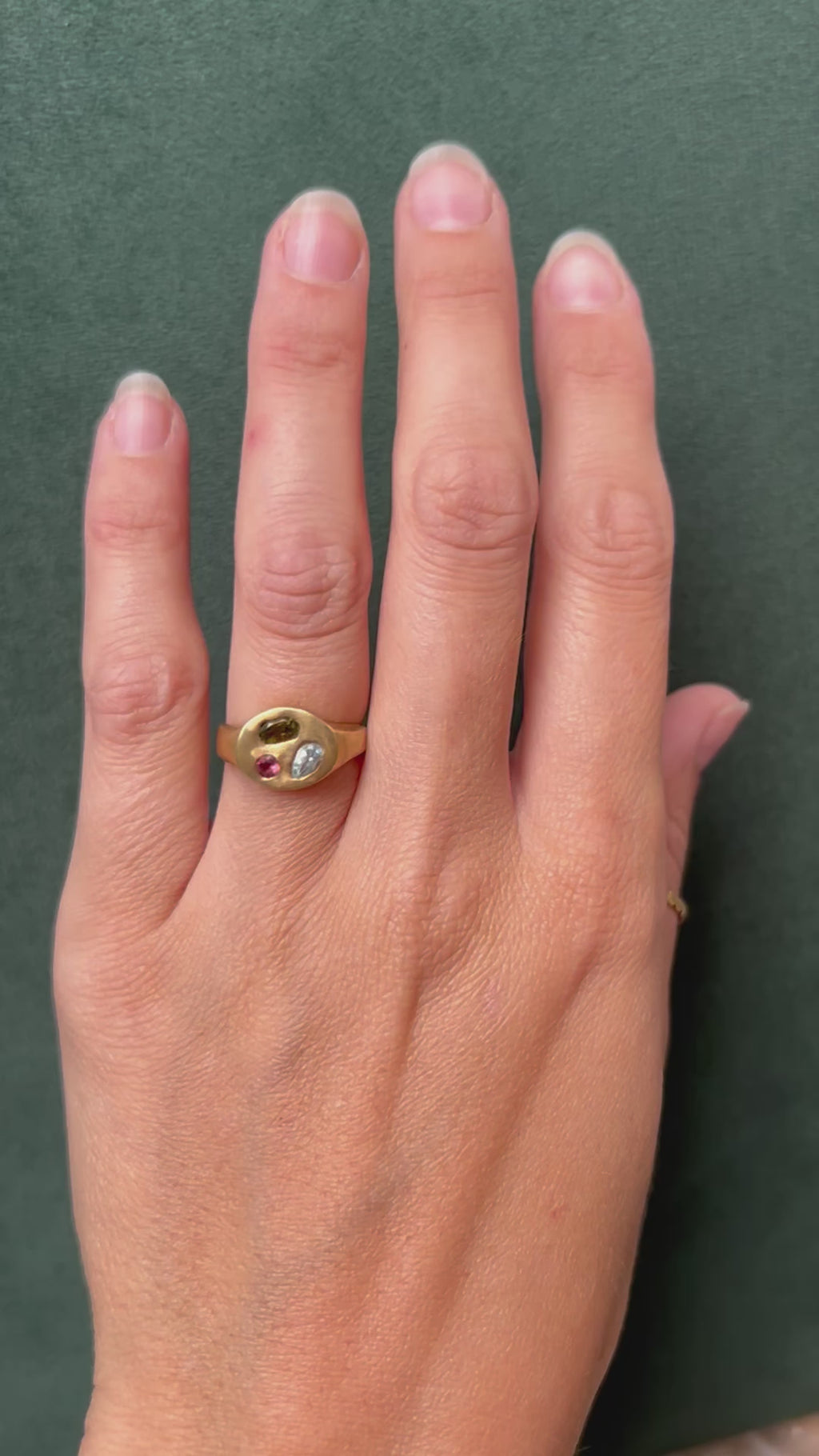Anillo Sigillium Trío – Bronce enchapado en Oro